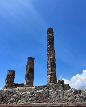 Leonor Seixas Instagram - Emocionada. Concretizei mais um sonho. Finalmente conheci Pompeia, que na verdade se diz Pompeios. É tão mais magnífica do que imaginei!!! Esta cidade romana ficou conhecida por ter sido o palco de uma enorme erupção vulcânica do Monte Vesúvio, que destruiu tudo. Foi em 79dc.