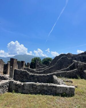 Leonor Seixas Instagram - Emocionada. Concretizei mais um sonho. Finalmente conheci Pompeia, que na verdade se diz Pompeios. É tão mais magnífica do que imaginei!!! Esta cidade romana ficou conhecida por ter sido o palco de uma enorme erupção vulcânica do Monte Vesúvio, que destruiu tudo. Foi em 79dc.