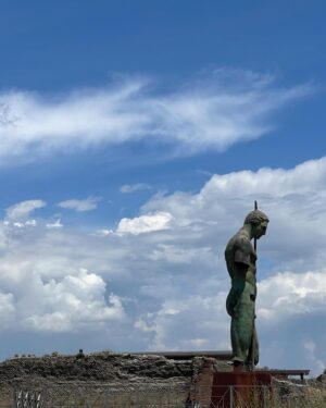 Leonor Seixas Instagram - Emocionada. Concretizei mais um sonho. Finalmente conheci Pompeia, que na verdade se diz Pompeios. É tão mais magnífica do que imaginei!!! Esta cidade romana ficou conhecida por ter sido o palco de uma enorme erupção vulcânica do Monte Vesúvio, que destruiu tudo. Foi em 79dc.