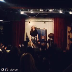 Lesli Karavil Instagram - Harika bir Pazar günü oldu. Harika bir 23 Nisan yaşadık! 3-12 Mayıs bir sonraki gösteri tarihleri;) Hepinizi beklerim. Seyredenler video paylaşmayın;))) Bedavaya seyrediyor millet;)) #içerdekadınstandupçıvar #standup #womenpower