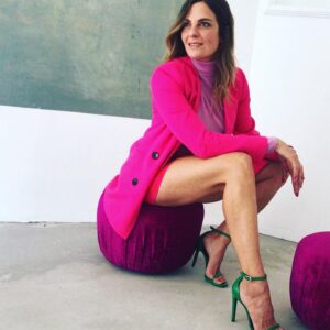 Lesli Karavil Instagram - Valla ben bu resimleri daha bir yıl paylaşırım:) Post ettim de sayı çıkmadan olmaz dediler, postu kaldırdık apar topar. Ama artık sabit durabilir, çünkü yeni sayı bayilerde ve şahsen ben ilk kez pembe giyiyorum ve baya iyi geldi. Yeni nesil komedyenler bayilerde ! @elleturkiye @selinmilosyan @neslihandenizer 🙏🏻💓#içerdekadınstandupçıvar #turkishwomanstandupcomedian #standupcomedy #womenpower #womenriseup