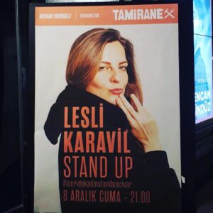 Lesli Karavil Instagram - 8 Aralık gecesi, #Tamirane girişi ücretsiz! Herkesin hakkı gülmek... #içerdekadınstandupçıvar #standup #standupshow #womenpower