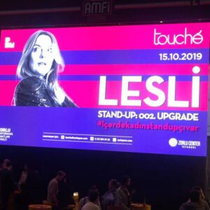 Lesli Karavil Instagram - Bugünleri de gördük!! Öndeki insanları referans alarak ne boyutta bir poster olduğunu anladınız umarım! Yihaaaa!! 15 Ekim - 12 Kasım @zorlu_psm @touche_psm 17 Ekim @oyunatolyesi 19 Ekim @istkomedifest  #içerdekadınstandupçıvar #standupcomedy #womenpower #turkishwomanstandupcomedian