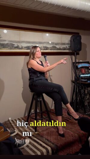Lesli Karavil Instagram - Sen hiç aldatıldın mı? Karıştırma! Ararsan bulursun!  21 Aralık @werkstattistanbul  23 Aralık @hillsideliveweekly  9 Ocak @zorlu_psm 
12 Ocak @swayhotels gösterilerime gülebilen gelsin!  Biletler @passo ve @biletinial internet sayfalarında!  #standupcomedy #gülebilengelsin #içerdekadınstandupçıvar