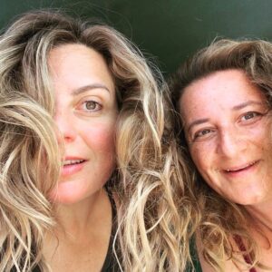 Lesli Karavil Instagram - Bir noktadan sonra hayatta bir iki önemli şey kalıyor geriye ; dostlar, gülmek, her anının değerini fark etmek ve teslim olmak. Olan mükemmel. Eğer değilse tez vakit değiştir dostum. Zaman çok değerli. #mutlubirkadınstandupçıvar