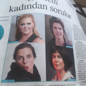 Lesli Karavil Instagram - Mutluyum çünkü arada bir yönümü kaybettiğimi hissetsem de biliyorum ki doğru yoldayım. Teşekkürler! #içerdekadınstandupçıvar #standup #womenpower #cumhuriyetgazetesi
