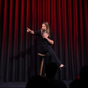 Lesli Karavil Instagram - Bu sezon sonlandı ama yazın hafta içi Istanbul’da açık hava stand-up gösterileri geliyor! Bodrum, Datça ve Alaçatı tarihlerini bildireceğim. Bu yaz muhteşem bir yaz olacak! #gülebilengelsin #içerdekadınstandupçıvar 🐲❤️🐲