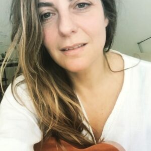Lesli Karavil Instagram - Ukulele çalmaya başladım. Sizin için bir parça hazırladım! Kanadalı bir ukulele hocasından çok etkilendim. Çok seveceğinizi düşünüyorum:) Hepinizi bu parçayı çalıp paylaşmaya davet ediyorum! #içerdekadınstandupçıvar #evdekal #leslininçığlığı