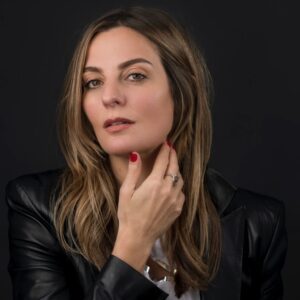 Lesli Karavil Instagram - Yarın ki @zorlu_psm @touche_psm gösterime hazırlanıyorum! Biletler tükenmiş! Çok teşekkürler! 1 şubat @aksipub ve 5 Şubat tekrar @zorlu_psm ile ters köşe yapıyorum. Gelin birlikte olalım!! #gülebilengelsin #içerdekadınstandupçıvar @cerensalman çok teşekkürler 📸🙏🏻❤️