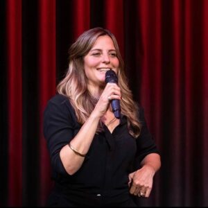 Lesli Karavil Instagram - Bu sezon sonlandı ama yazın hafta içi Istanbul’da açık hava stand-up gösterileri geliyor! Bodrum, Datça ve Alaçatı tarihlerini bildireceğim. Bu yaz muhteşem bir yaz olacak! #gülebilengelsin #içerdekadınstandupçıvar 🐲❤️🐲