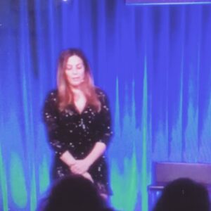 Lesli Karavil Instagram - Stand-up show blutv’de yayında! Bulamadık diyen araştırmacı arkadaşlar, ara kutusuna Lesli yazın yeter!  #içerdekadınstandupçıvar @blutv #standupshow #odavurdubudavurdu #blutvdetekbirkadınstandupçıvar