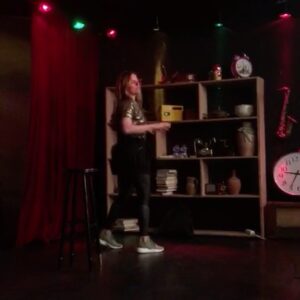 Lesli Karavil Instagram - Veeeeeee dün gecedennnn görüntüler;) ne güzel oldu geldiniz;) çok teşekkürler! Artık böyle sessiz video paylaşıyorum, millet merak etsin;) afedersiniz seyirci de seyrederken çekim yapmıyor, öyle bir hipnotize ediyorum adamı...şükür bir kanka bunu çekmiş yollamış saolsun;) Bir sonraki tarih çok çok yakında...
#içerdekadınstandupçıvar #standupshow #standup #womenpower