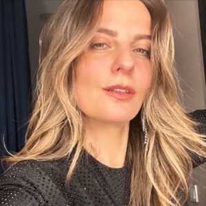 Lesli Karavil Instagram - Son @komedikulupnisantasi stand-up gösterisinden bu seksi fotoğrafı çok sevdim! 5 Nisan @komedikulupnisantasi, 7 Mayıs @zorlu_psm 21 Mayıs @karlofftopagaci 24 Mayıs @komedikulupnisantasi ve 29 mayıs @komedikulupnisantasi gösterileri şimdilik yeni gösteri tarihleri! ama öncesi biraz tatil, biraz farklı ortamlar, yeni şeyler izleme, okuma, yazma! Ruh beslenmezse yaratıcılık kururmuş! Onun için ruhu besleme yollarındayım! Çok da ittirmeden, sakince mümkünse…Belki ilk buz gibi sulara atlama! Yazma, yaratma, kendimle kalma, yeni dostluklar, resim yapma! bu hafta bunlarlayım! Yolculuk elbet güneye! Bu şarkı da mutluluk değil mi?