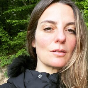 Lesli Karavil Instagram - Sonsuz huzur. Mayıs ayı stand-up gösterilerim başlıyor. İyi dinlendim. 10 mayıs @zorlu_psm  biletleri sizi www.passo.com.tr de bekler! Eskişehir biletleri pek yakında! #içerdekadınstandupçıvar #gülebilengelsin #standupshow @touche_psm @zorlu_psm @fstopsalon #Eskişehir