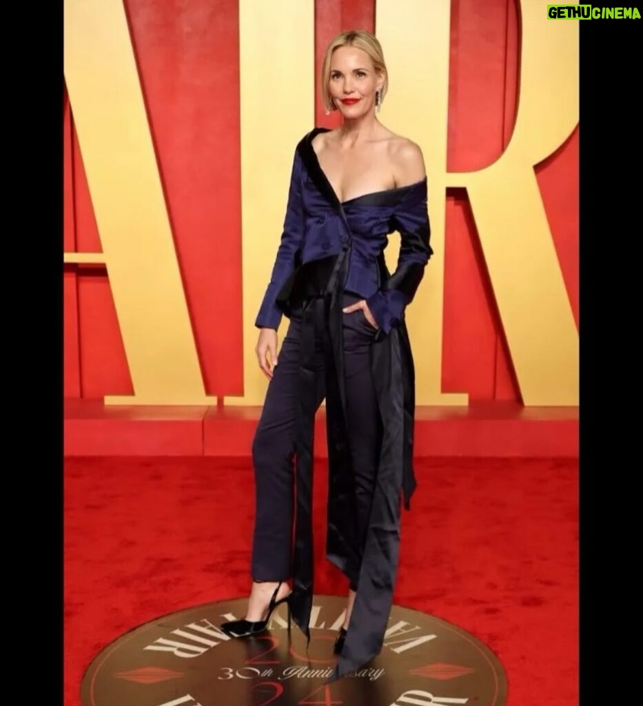 Leslie Bibb Instagram - suit of armor... @ronaldvanderkemp armor for #vanityfairoscarparty... this suit is everything...just everything 💙🖤💙