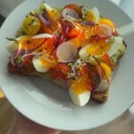 Leslie Golden Instagram - What I ate this week from @alfredmeals 🍴 140g of protein & 2,500 calories a day! My favorite thing about this service is that they make the meals fresh for you DAILY, and deliver them to your door every single night rather than sending you a weeks worth of meals to stuff into you freezer.😅 You can tell a lot of thought has gone into curating every meal while still making sure it fits into your dietary needs! All of these meals are gluten free and structured to my specific diet plan. So if you see me walking around absolutely caked up on a Tuesday afternoon, you can thank @alfredmeals 🫶🏻