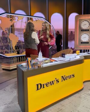 Leslie Grossman Instagram - I could have talked to this wonderful person all day. Thank you @thedrewbarrymoreshow for having me.