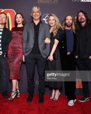 Leslie Grossman Instagram - @studio666movie premiere last night. The movie is so fun and scary and great.  Swipe to see me hold on to Pat Smear for dear life with my infamous Red Carpet Death Grip™️ 🎸🔪⚡️