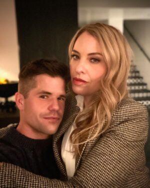 Leslie Grossman Instagram - Best dinner party date @charliecarver 👯‍♂️