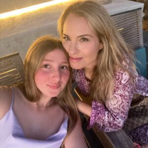 Leslie Grossman Instagram - Goldie let me take a picture with her!!!! 🌸💕