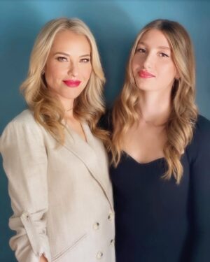 Leslie Grossman Instagram - After several signed NDA’s, some significant back and forth between our lawyers and a few therapy sessions, I have been approved by Goldie to post this pic. I may be instructed to delete at any moment so let’s enjoy this while we can.