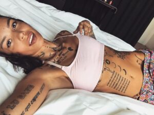 Lesya Fuck Instagram - круто конечно каждый месяц просыпаться в другой стране, я не жалуюсь. но когда я уже буду просыпаться «дома»? 🏡 и где он вообще это «дом» 🌎