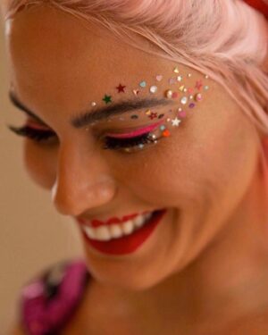 Letícia Lima Instagram - Mais uma pra retrospec de carnavais! 💖
.
do ano em que fui um chiclete sabor tuti fruti!
.
Styling @marturj
Make @alinevalentin
@belmondcopacabanapalace