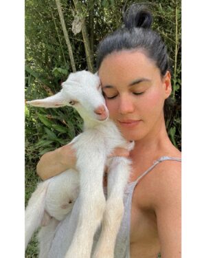 Letícia Lima Instagram - De de manhã bem cedinho na fazenda, ainda de pijama, e de pijama rasgado. Cheirinho de leite, de mato, te terra orvalhada. A simplicidade é tão bela!
Bom dia!