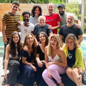 Letícia Tomazella Instagram - Elenco e diretor do nosso filme #socorrotofalido. Uma comédia escrita e dirigida por @fredmayrink - um dos artistas mais criativos, generosos e verdadeiramente humanos que já conheci! ❤️

Ontem foi nossa última diária, após uma intensíssima jornada. Tivemos uma equipe parceira e ponta firme, que me faz sentir muita gratidão por ter vivido tudo isso. Vou sentir saudade de cada um. A vida é mesmo linda pelos encontros que temos pelos caminhos...

Fazer cinema, poder trazer histórias pro público leva tempo, necessita muitas pessoas em muitas funções distintas, demanda energia, dedicação e muita entrega. O cinema emprega muita gente e traz respiro ao público. A arte é muito, mas muito necessária pra um país.
🎬❤️
Que bom poder contar histórias!

@fredmayrink @aryfontoura @luismirandaator @amarianasantos @ninafrosi @kayeteoficial @cauecamposs @liviainhudes @moniquecuri_real @oberraquerojack @jaedsonbahia2 @sm.assessoria.art
@castinglab1
#cinema #cinemanacional