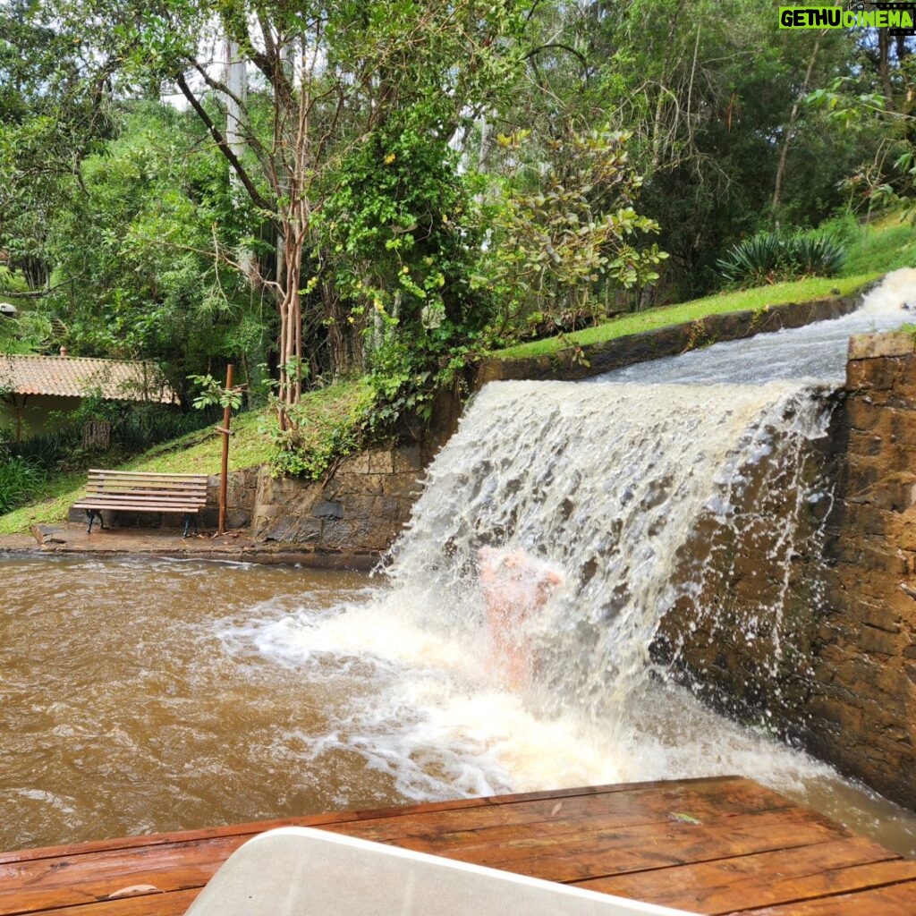 Letícia Tomazella Instagram - Um fim de semana no paraíso e, em alguns momentos sem ninguém por perto, pude sentir o que os homens sentem quando tiram a camisa simplesmente porque tá calor. Um dia a gente vai chegar nisso, uma conexão com a natureza em que os corpos se misturam nela e podem ser livres. Para além de tudo isso, amei muito conhecer a @pousadadosanjoscunha ❤️ (📸 @sergio.roizenblit)