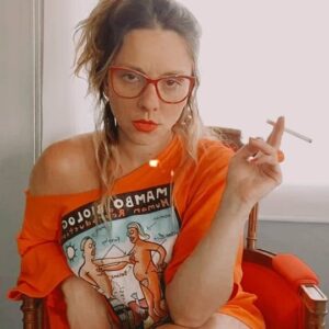 Letícia Tomazella Instagram - A vida é simples, a gente é que complica.

Boa semana!
Abraço!

(@camiloschaden foi quem descobriu essa grande sexóloga Mara Vulvão)