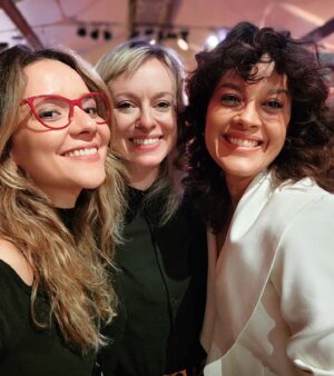 Letícia Tomazella Instagram - DNA DO CRIME estreia dia 14 de novembro, na nossa amada e phodona @netflixbrasil ❤️

Obrigada a todas as pessoas maravilhosas que fizeram isso tudo acontecer!

E um especial agradecimento a @heitordhalia, showrunner e diretor, @pedromorelli, diretor, e suas maravilhosas equipes de direção, @bernardolbarcellos @passeri.bruno @davikolb e toda uma equipe de roteiristas incríveis que não consigo mencionar. 
@anna_luiza_elenco
e @alonsozerbinato sempre com olhares sensíveis e atentos: obrigada pela oportunidade!
@launogueira @carolfabri pela excelente preparação cênica. 
Além disso, a todos os profissionais da minuciosa preparação policial que tivemos.
Aos meus colegas de elenco, que amo e admiro. Equipe de caracterização chefiada pela gênia @paulavidald. E a muitas, muitas outras pessoas que não consigo mencionar aqui, sem as quais não seria possível realizar uma obra audiovisual desse nível. 
O audiovisual é uma arte desafiadora, trabalhosa, e sem um coletivo dedicado e potente, a gente não faz. A magia do audiovisual, quando na tela, só existe porque houve um trabalho diário, contínuo e árduo de muitos profissionais juntos, por meses ou anos seguidos. Eu aplaudo de pé, sem dúvida!

Muito orgulho de todos. ❤️

(E @castinglab, obrigada sempre 🙏🏽)