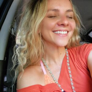 Letícia Tomazella Instagram - Aquelas fotos que a gente tira da gente mesma meio que fingindo que é um flagra de uma risada real mas na verdade é pose fake de gostoseenha em dia ruim. E tal. 
Vulgo biscoito ou biscoitagem, só pra ter a sensação de paz e pertencimento - sensação besta que vai durar alguns minutos e depois vai passar e seguimos o baile dançando que nem bêbados dia após dia. 

Enfim, um sorriseenho aqui pra dar oi no feed. ❤️

#boanoite