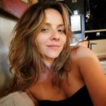 Letícia Tomazella Instagram - É sábado e você ouve ao longe um som de balada. Um som recorrente que te traz melancolia. Uma melancolia boa. Aquela coisa de: estão festejando e não estou lá. Aquela coisa de estar sozinha e ter prazer nisso e ter um certo desgosto ao mesmo tempo. Você ouve o som ao longe e não está naquela balada, primeiro por não querer, prefere a liberdade da cama, segundo por não saber bem que balada é essa. Onde é? Se vale o desgaste, se vale a vitalidade empregada. Eu talvez dançasse muito lá. Um som ao fundo que denota gente animada se divertindo. No geral, pessoas de menos de 30. Você se lembra da adolescência e sorri. Que metabolismo. Depois interrompe o sorriso lembrando do naipe da galera da sua adolescência. Então, respira o alívio, a vida é mais generosa do que parece. Aí aumenta o som lá longe, que festança. Gente jovem reunida. É sábado e você está fora de casa, em outro estado, e descobre que prefere enfiar os pés em edredons impessoais a ter que lidar com paetês e batons. É sábado e você bebe sozinha, porque sim. É sábado e, verdade verdadeira, tanto faz: eles que dancem, que eu vou é fazer coisas simples. A música aumenta lá fora. E aqui dentro. Eu às vezes amo o que não vivi. Boa noite. 🌙