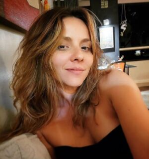 Letícia Tomazella Instagram - É sábado e você ouve ao longe um som de balada. Um som recorrente que te traz melancolia.  Uma melancolia boa. Aquela coisa de: estão festejando e não estou lá. Aquela coisa de estar sozinha e ter prazer nisso e ter um certo desgosto ao mesmo tempo.  Você ouve o som ao longe e não está naquela balada, primeiro por não querer, prefere a liberdade da cama, segundo por não saber bem que balada é essa. Onde é? Se vale o desgaste, se vale a vitalidade empregada. Eu talvez dançasse muito lá. Um som ao fundo que denota gente animada se divertindo. No geral, pessoas de menos de 30. Você se lembra da adolescência e sorri. Que metabolismo. Depois interrompe o sorriso lembrando do naipe da galera da sua adolescência. Então, respira o alívio, a vida é mais generosa do que parece. 
Aí aumenta o som lá longe, que festança. Gente jovem reunida.
É sábado e você está fora de casa, em outro estado, e descobre que prefere enfiar os pés em edredons impessoais a ter que lidar com paetês e batons. 
É sábado e você bebe sozinha, porque sim. É sábado e, verdade verdadeira, tanto faz: eles que dancem, que eu vou é fazer coisas simples. A música aumenta lá fora. E aqui dentro. 
Eu às vezes amo o que não vivi.

Boa noite. 🌙