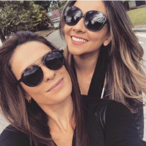 Letícia Tomazella Instagram - Hoje é o dia da minha Lilitoca. Minha posh-spice. Meu creme brulèe. A dona dos glúteos mais belos que os deuses já desenharam. A dona do sorriso mais sapeca. A dona do charme mundial. O olhar penetrante que te convida a sorrir. O coração generoso que te convida a se abrir. As mãos que não soltam as dos amigos jamais. Isso é tão poderoso. Que sortuda sou de ter @lisandracortez na minha vida.

A gente se entendeu já no primeiro olhar. Aquarianas... Ela entende sobre amizade. Sobre lealdade. Sobre parceria. Ela entende sobre gargalhada, palhaçada, irreverência. Ela é a melhor parceira de coxia e camarim. E ela me deixa apalpar seu bumbum divino-maravilhoso (obrigada, Deus, pela abundância em minha vida!). Uma excelente ouvinte, tá sempre pronta pra ajudar os seus. Uma profunda pesquisadora de si, do ser humano e suas águas profundas. Uma estudiosa do espírito e do corpo. Uma pessoa que sabe o que é ser do bem: olhar o outro como a si mesmo. 

Quem tem Lili por perto realmente tem muito! 
Ela é essa riqueza toda... E merece que o universo lhe traga em triplo tudo de maravilhoso que ela é. Minha Lilitoca, que seu novo ciclo seja recheado de maravilhas! Abundância, realizações potentes, alegrias infinitas! Que a boa sorte te acompanhe todos os dias. 🍀❤️ Te amo.