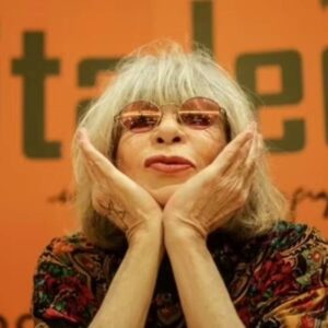 Letícia Tomazella Instagram - Não é comum eu postar no feed sobre a passagem de alguém. Mas tem coisas que batem fundo na gente.
Rita Lee e sua música fizeram parte da minha infância, pré-adolescência, adolescência, juventude, vida adulta e fará parte da velhice e de todo o sempre da minha vida.
Não só pelo rock delicioso que ela criava e executava lindamente, mas pela mulher tão à frente do seu tempo que ela foi. Um ícone. Olhar pra ela me causava interesse e paz - acho que por saber que, então, era possível, no mundo, ser daquele jeito, com uma loucura sã. 

Ela entendeu como era difícil se encaixar na mesquinharia da sociedade e teve dificuldades, portanto... E quem não a entende nisso tudo? Entendo absolutamente. Por isso ela me/nos inspirou tanto. Ela aprendeu a ser quem ela era sem medo. Soube mostrar-se sem medo. Brilhou, confrontou, sacudiu. Irreverente, inovadora, genial.
Descanse, Rita. Missão cumprida. Obrigada por tudo!
❤️