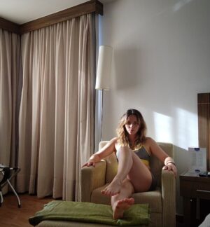 Letícia Tomazella Instagram - Hoje acordei, comi, treinei (puxar ferro, quem diria, é um poderoso antidepressivo), estudei texto (amanhã tem peça), pensei sobre a vida, li coisas, me angustiei (não porque li coisas, mas porque sim), almocei, me angustiei de novo, vou ensaiar já já, respirei, bebi água (outro item importante), fiquei fritando sobre a vida, senti cansaço, energia no pé, depois subiu de novo, a vida cansa, às vezes descansa, às vezes excita, mas mais cansa do que descansa, daí que brincar com a câmera e fazer pose sexy-melancólica me pareceu um bom jeito de dialogar com o algoritmo, mas depois pensei que não, ele não gosta de fotos meio estranhas, desfocadas, precisava estar com mais pele à mostra, algo mais frontal, iluminado, chapado, raso, fotografia pobre, o algoritmo não gosta de sombras (embora ele seja pura treva) nem de foto realmente boa, daí que as fotos instagramáveis (o robô virou verbo, sai da minha língua!) são sempre pobres em conceito, pergunte aos fotógrafos, eles devem estar frustrados, e eu também, porque não sou instagramável e minha vida muito menos e eu adoro fotos não muito óbvias, mas por aqui não rola muito.
Angústias, oscilações, vazios, perrengues, cansaços... Será que um dia serão instagramáveis?
Acho que não, o povo quer mesmo é uma fábula ruim. Aqui está, olha como posso ser sexy mesmo quando me sinto um nada.

Mesmo assim, Braseel, "bora que #sextou" ... 

Bom fim de semana!

(Tô em Brasília porque sábado e domingo tem peça, abrimos final de semana extra... brasilienses, venham. No Teatro dos Bancários, esse teatro belíssimo que eu amo. Beijas 💙)