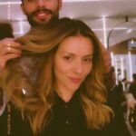 Letícia Tomazella Instagram - Sai o loirão da personagem anterior, entra o castanho pra personagem nova! Transformação pelas mãos do maravilhoso Gabriel Nunes @gabriel_ferr, que prontamente entendeu a proposta da caracterizadora do filme e criou esse look belíssimo! Construir personagem é um trabalho em equipe, em conjunto! O visagismo é parte essencial dessa criação. Contar histórias é um trabalho lindo e sempre coletivo! Eu amo. ❤️ @vitrini_oficial