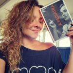 Letícia Tomazella Instagram - Eu amo ler. Sempre amei ler e escrever. Ia bem em todos os concursos de redação. Me formei em Letras, fiz mestrado, publiquei contos em revistas acadêmicas. E enquanto escrevia, devorava alguns livros simultaneamente. Para quem ama escrever, encontrar ídolos é parte intrínseca do caminho. E, na vida, algumas leituras são mais arrastadas, difíceis, mas, por persistência e consciência, seguimos lendo tais obras. Já outras leituras são como a escrita da @andreadelfuego, que não pede licença pra entrar e joga na nossa cara quem é que devora quem. Li esse livro numa rapidez que há tempos não acontecia. Ao mesmo tempo querendo ir devagar, pra não acabar depressa. Me apeguei à personagem, queria ela comigo todos os dias com sua sinceridade cruel que nem sempre temos a coragem de manifestar. Quando acabou, foi como tomar um pé na bunda estando apaixonada... Andrea, esse livro não podia ter fim. Eu tava tão apaixonada que, estando na rua, não via a hora de chegar em casa pra seguir lendo. Sabe, nesse nível de obsessão... Diferente do que sempre digo sobre devorar livros, neste caso, foi o livro que me devorou, me pôs do avesso, me despertou paixão. Eu tô escrevendo meu segundo livro agora, desta vez uma ficção. O primeiro, de não-ficção, foi sobre madrastidade. Este segundo é sobre nao-maternidade, mas tava temerosa de expor tantas sombras na personagem. Tinha escrito 23 paginas de Word pensando se deveria escrever tudo aquilo. Perdi o medo... Del Fuego, Ariana Harwicz, Madalosso e outras tantas abriram caminho pra que possamos ser livres na escrita, na ação, na existência. Obrigada por este livro, Andrea. E vocês aí que me leem agora.. LEIAM "A Pediatra", não percam tempo! Ler é realmente algo mágico! ♥️