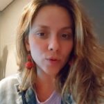 Letícia Tomazella Instagram - Refletindo aqui... Por muito tempo a gente, sobretudo as mulheres, foi socializada pra ser legal. Sorrir. Dizer sim, estar de bom humor, topar tudo. Volta e meia ouço, ou até falo: "fulano é maravilhoso, não tem tempo ruim ali, tá sempre de bom humor". Pois é: a que preço? O quão caro custa pra essa pessoa ser esse alguém "hors concours"? Em quantos abusos essa pessoa suportou por ser legal demais? E já reparou o quanto a gente julga quem minimamente se posiciona e expõe seus desconfortos ou opiniões? O quanto a gente desestimula que as pessoas sejam sinceras? O quanto a gente é fraco pra sustentar o paradoxo - sendo que sem ele ninguém avança de fato? Pois é. Mulheres (e artistas de modo geral também, por exemplo) foram socializadas pra serem legais. Temos medo do que vamos perder se a gente se posicionar ou mostrar algum desagrado. Temos medo de muitas coisas, e a rejeição resume bem todos os medos. Eu já me posicionei N vezes, em algumas fui acolhida, em outras rechaçada, em todas eu temi e saí com a sensação de que devia silenciar. Silenciei muitas vezes também, sorri querendo chorar em diversas situações. Mil vezes fui pra casa com a sensação de não poder ser eu mesma. Custa caro. Conforme a idade vai chegando, a gente passa a conseguir menos ser falsa consigo. Haja coragem. Decidir ser verdadeira é um passo difícil. Às vezes consigo, às vezes não. Às vezes vale o risco, às vezes não. No geral, eu sou sorridente e gente boa, mas e quando não sou? Quantas pedras levarei, levaremos? Reflexões simplórias de uma sexta-feira à toa. Bom fim de semana! ❤️