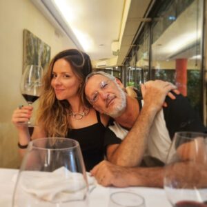 Letícia Tomazella Instagram - Uma celebração do amor, como todo ano, no nosso lugar preferido em SP: @aguzzocucina ❤️

Mas, desta vez, a celebração a dois virou a três: o @leon.roizenblitt foi junto, e não foi pra segurar vela, foi a convite nosso mesmo. Isso porque, após anos morando conosco, ele agora vai voar pra Argentina pra estudar cinema. Como bom sagitariano intenso que é, não bastava apenas ir morar sozinho e estudar na cidade onde nasceu: sua alma precisa ir pra mais longe, mudar o código 55 pra 54 e hablar mucho con nuestros hermanos. Sua alma é livre - e não há nada mais sagrado que a liberdade. Sobre ela, a liberdade, falo já já, porque amar e ser livre é uma dádiva.

Fato é que ele, o Leon, merece ser feliz e aprender sobre esse mundão doido, e agora com 19 anos, a vida própria clama por espaço. E nós aqui, entre orgulho, alegria e tristeza, estamos na semana de despedida. 
Era pra ser um texto sobre meu aniversário de casório, mas não tinha como começar diferente. Meu casório foi justamente quem me trouxe a madrastidade e o imenso desafio que é criar seres humanos e tentar ajudá-los na vida - e também atrapalhá-los de vez em quando.
Mas, voltando ao meu casório, há anos a gente se apaixonou e, desde então, a gente nunca conseguiu ficar sem se falar um dia sequer. Ele é meu melhor amigo, meu parceiro, minha inspiração. Me apaixonei primeiro pelas suas mãos, o que pra bom entendedor...

É... Amar e ser livre, e poder ser a gente mesma, e ser leve, e ser íntegra e ser pura paz... Ah, é pra poucos. Que sorte a minha!

Obrigada, @aguzzocucina, por sempre nos receber como reis. 

❤️

Bom fim de semana!
