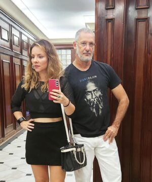 Letícia Tomazella Instagram - A gente posa no espelho, a gente se acha delícia, céus, como somos gostosos 😻
@sergio.roizenblit