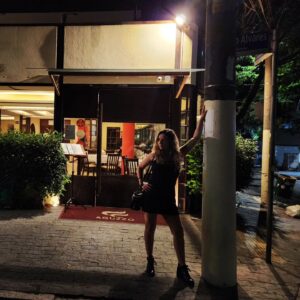 Letícia Tomazella Instagram - Uma celebração do amor, como todo ano, no nosso lugar preferido em SP: @aguzzocucina ❤️

Mas, desta vez, a celebração a dois virou a três: o @leon.roizenblitt foi junto, e não foi pra segurar vela, foi a convite nosso mesmo. Isso porque, após anos morando conosco, ele agora vai voar pra Argentina pra estudar cinema. Como bom sagitariano intenso que é, não bastava apenas ir morar sozinho e estudar na cidade onde nasceu: sua alma precisa ir pra mais longe, mudar o código 55 pra 54 e hablar mucho con nuestros hermanos. Sua alma é livre - e não há nada mais sagrado que a liberdade. Sobre ela, a liberdade, falo já já, porque amar e ser livre é uma dádiva.

Fato é que ele, o Leon, merece ser feliz e aprender sobre esse mundão doido, e agora com 19 anos, a vida própria clama por espaço. E nós aqui, entre orgulho, alegria e tristeza, estamos na semana de despedida. 
Era pra ser um texto sobre meu aniversário de casório, mas não tinha como começar diferente. Meu casório foi justamente quem me trouxe a madrastidade e o imenso desafio que é criar seres humanos e tentar ajudá-los na vida - e também atrapalhá-los de vez em quando.
Mas, voltando ao meu casório, há anos a gente se apaixonou e, desde então, a gente nunca conseguiu ficar sem se falar um dia sequer. Ele é meu melhor amigo, meu parceiro, minha inspiração. Me apaixonei primeiro pelas suas mãos, o que pra bom entendedor...

É... Amar e ser livre, e poder ser a gente mesma, e ser leve, e ser íntegra e ser pura paz... Ah, é pra poucos. Que sorte a minha!

Obrigada, @aguzzocucina, por sempre nos receber como reis. 

❤️

Bom fim de semana!