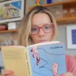 Letícia Tomazella Instagram - @leticiatomazella essa mulher e atriz incrível fez a leitura de um trecho de #historiaparamataramulharboa #romance #feminista #leiamulheres @editoranosbr