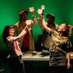 Letícia Tomazella Instagram - Hoje é dia do teatro. Me deu saudade dessa peça deliciosa de fazer: FREEDOM CITY, de Davey Anderson. Direção de @reisdavi e @ricardocorrrea (@ciaarteradeteatro). Ficamos em cartaz no CCSP em 2022. Dizem que teatro é escola. Etc. etc. Não é bem assim. Ele é escola quando está numa escola. Apenas! Ele é profissão quando sai do âmbito escolar. Ele é ofício, ele exige profissionalismo, seriedade, objetividade, cálculos, horários e esforços como todo trabalho de toda profissão. Ele não é só objetivo, eu sei. A arte não é objetiva em sua essência, em sua construção e em seu construto final. Arte é arte. Mas a profissão é profissão - e exige a tal objetividade e profissionalismo que mencionei. O entorno exige contorno. Teatro não é que nem coração de mãe - "sempre cabe mais um". Não deveria ser. Não é só ir lá e fazer. Não é qualquer um que sobe num palco. Não pode ser, não deve ser. Teatro exige estudo, formação, dedicação, aprimoramento e comprometimento. Repito: como toda profissão. Assim, só cabe quem é. Os demais podem brincar de fazer, mas não são. Enfim, vocês entenderam. Minha profissão é séria. É lúdica também, é livre e libertária, é um monte de coisas, sim. Mas é uma profissão. Sou das que gostam de ter horário de início e de término de ensaio (processos criativos também precisam de contorno, e o ator é um operário-criativo que precisa poder ir pra casa e ter família no horário acordado). Enfim, toda essa aulinha aqui é pra quem não conhece da área poder saber que não é farra. É profissão séria, seríssima, mesmo quando faz rir, mesmo quando a gente se diverte criando. Quem disse que amar o que faz não exige seriedade? Teatro é compromisso, e isso é inegociável. Enfim, mil coisas. Eu amo o teatro e todas as minhas subidas ao palco e descidas nos camarins. Seu dia 🎭❤️ (Fotos da Alice Jardim. A última é do Sérgio Roizenblit.)
