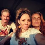 Letícia Tomazella Instagram - Parece capa de CD, mas é a gente pegando uma réstia de sol na casa do @pedrolemosator pra contar que nesse próximo fim de semana, dias 14 e 15 de outubro, serei substituída em "A Megera Domada" pela maravilhosa @marianafestajunina, artista linda e admirável! Ela dará vida à minha (agora nossa) Catarina e aos outros trezentos personagens que faço na peça. Tenho certeza de que será incrível! 🎭💜 Depois dessa data, volto normalmente ao espetáculo. Sábados e domingos até fim de novembro! Boa semana, povo! 🍀🌹