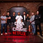 Letícia Tomazella Instagram - DNA DO CRIME estreia dia 14 de novembro, na nossa amada e phodona @netflixbrasil ❤️ Obrigada a todas as pessoas maravilhosas que fizeram isso tudo acontecer! E um especial agradecimento a @heitordhalia, showrunner e diretor, @pedromorelli, diretor, e suas maravilhosas equipes de direção, @bernardolbarcellos @passeri.bruno @davikolb e toda uma equipe de roteiristas incríveis que não consigo mencionar. @anna_luiza_elenco e @alonsozerbinato sempre com olhares sensíveis e atentos: obrigada pela oportunidade! @launogueira @carolfabri pela excelente preparação cênica. Além disso, a todos os profissionais da minuciosa preparação policial que tivemos. Aos meus colegas de elenco, que amo e admiro. Equipe de caracterização chefiada pela gênia @paulavidald. E a muitas, muitas outras pessoas que não consigo mencionar aqui, sem as quais não seria possível realizar uma obra audiovisual desse nível. O audiovisual é uma arte desafiadora, trabalhosa, e sem um coletivo dedicado e potente, a gente não faz. A magia do audiovisual, quando na tela, só existe porque houve um trabalho diário, contínuo e árduo de muitos profissionais juntos, por meses ou anos seguidos. Eu aplaudo de pé, sem dúvida! Muito orgulho de todos. ❤️ (E @castinglab, obrigada sempre 🙏🏽)