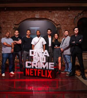 Letícia Tomazella Instagram - DNA DO CRIME estreia dia 14 de novembro, na nossa amada e phodona @netflixbrasil ❤️

Obrigada a todas as pessoas maravilhosas que fizeram isso tudo acontecer!

E um especial agradecimento a @heitordhalia, showrunner e diretor, @pedromorelli, diretor, e suas maravilhosas equipes de direção, @bernardolbarcellos @passeri.bruno @davikolb e toda uma equipe de roteiristas incríveis que não consigo mencionar. 
@anna_luiza_elenco
e @alonsozerbinato sempre com olhares sensíveis e atentos: obrigada pela oportunidade!
@launogueira @carolfabri pela excelente preparação cênica. 
Além disso, a todos os profissionais da minuciosa preparação policial que tivemos.
Aos meus colegas de elenco, que amo e admiro. Equipe de caracterização chefiada pela gênia @paulavidald. E a muitas, muitas outras pessoas que não consigo mencionar aqui, sem as quais não seria possível realizar uma obra audiovisual desse nível. 
O audiovisual é uma arte desafiadora, trabalhosa, e sem um coletivo dedicado e potente, a gente não faz. A magia do audiovisual, quando na tela, só existe porque houve um trabalho diário, contínuo e árduo de muitos profissionais juntos, por meses ou anos seguidos. Eu aplaudo de pé, sem dúvida!

Muito orgulho de todos. ❤️

(E @castinglab, obrigada sempre 🙏🏽)