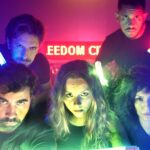 Letícia Tomazella Instagram - Hoje é dia do teatro. Me deu saudade dessa peça deliciosa de fazer: FREEDOM CITY, de Davey Anderson. Direção de @reisdavi e @ricardocorrrea (@ciaarteradeteatro). Ficamos em cartaz no CCSP em 2022. Dizem que teatro é escola. Etc. etc. Não é bem assim. Ele é escola quando está numa escola. Apenas! Ele é profissão quando sai do âmbito escolar. Ele é ofício, ele exige profissionalismo, seriedade, objetividade, cálculos, horários e esforços como todo trabalho de toda profissão. Ele não é só objetivo, eu sei. A arte não é objetiva em sua essência, em sua construção e em seu construto final. Arte é arte. Mas a profissão é profissão - e exige a tal objetividade e profissionalismo que mencionei. O entorno exige contorno. Teatro não é que nem coração de mãe - "sempre cabe mais um". Não deveria ser. Não é só ir lá e fazer. Não é qualquer um que sobe num palco. Não pode ser, não deve ser. Teatro exige estudo, formação, dedicação, aprimoramento e comprometimento. Repito: como toda profissão. Assim, só cabe quem é. Os demais podem brincar de fazer, mas não são. Enfim, vocês entenderam. Minha profissão é séria. É lúdica também, é livre e libertária, é um monte de coisas, sim. Mas é uma profissão. Sou das que gostam de ter horário de início e de término de ensaio (processos criativos também precisam de contorno, e o ator é um operário-criativo que precisa poder ir pra casa e ter família no horário acordado). Enfim, toda essa aulinha aqui é pra quem não conhece da área poder saber que não é farra. É profissão séria, seríssima, mesmo quando faz rir, mesmo quando a gente se diverte criando. Quem disse que amar o que faz não exige seriedade? Teatro é compromisso, e isso é inegociável. Enfim, mil coisas. Eu amo o teatro e todas as minhas subidas ao palco e descidas nos camarins. Seu dia 🎭❤️ (Fotos da Alice Jardim. A última é do Sérgio Roizenblit.)